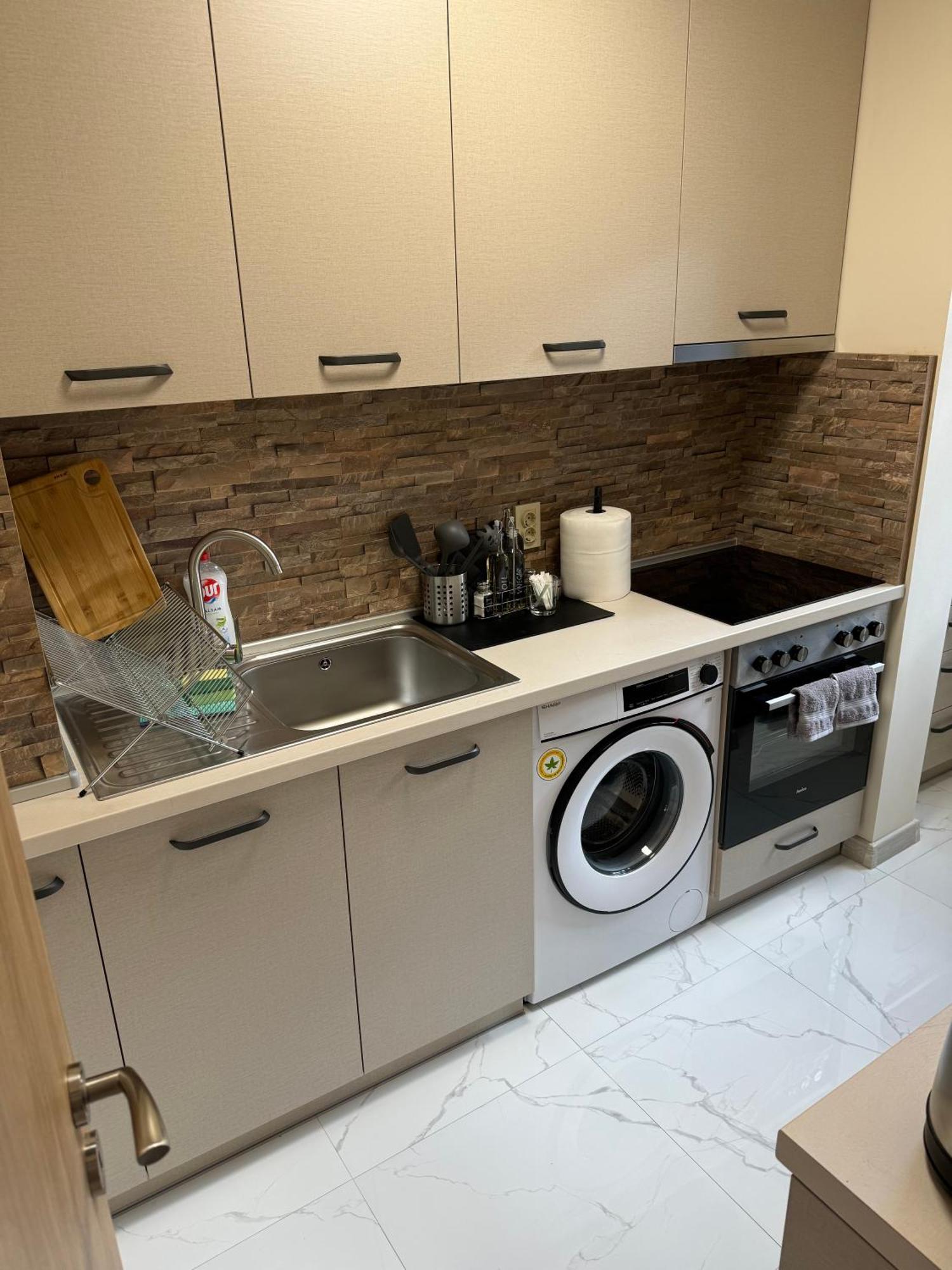 Refurbished In A Quiet Area Apartment *